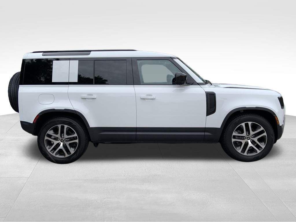 2025 Land Rover Defender 110 S photo 4