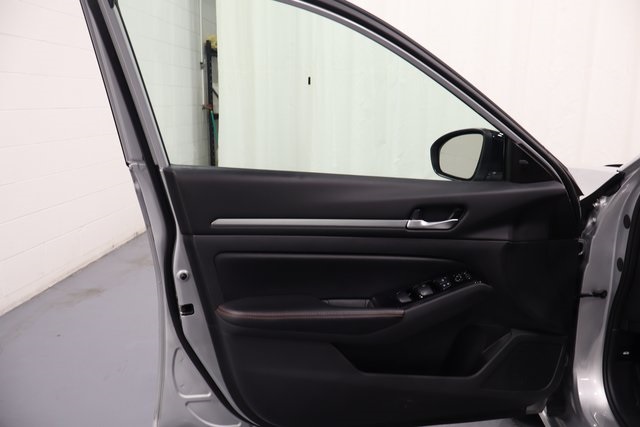 2024 Nissan Altima 2.5 SR photo 9