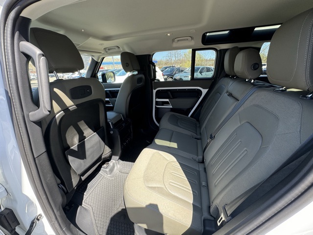 2020 Land Rover Defender 110 SE photo 16