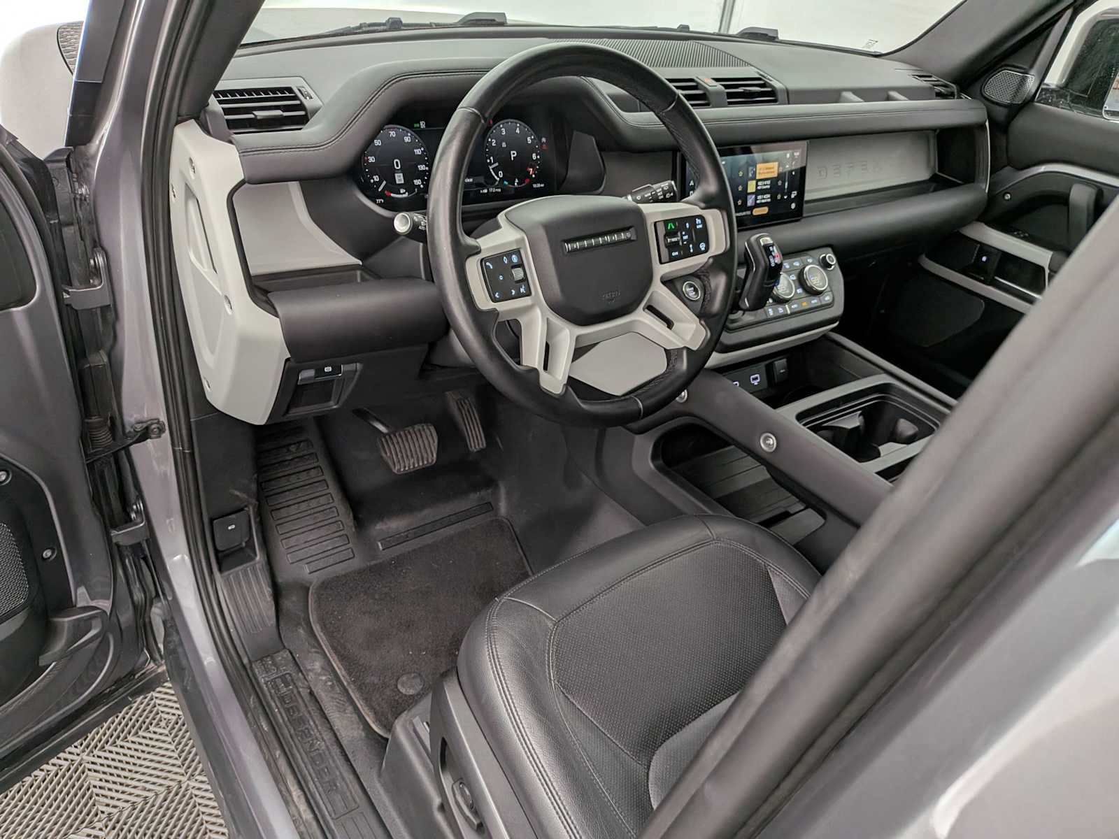 2024 Land Rover Defender 110 S photo 2