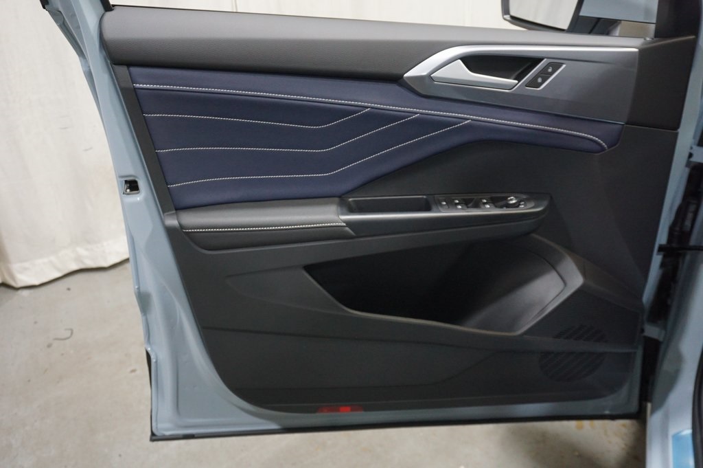2025 Volkswagen Taos SEL photo 20