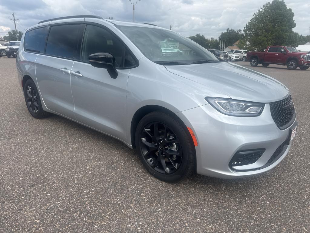 2026 Chrysler Pacifica Limited photo 4