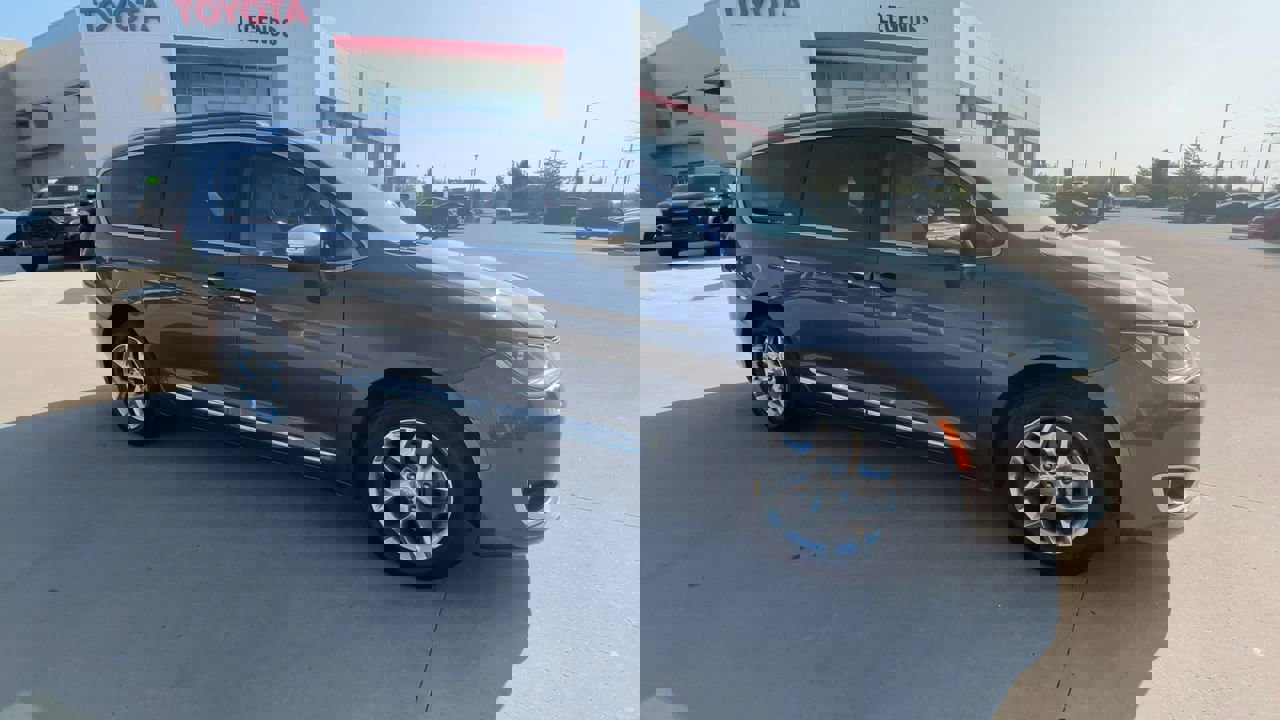 Used 2017 Chrysler Pacifica Limited with VIN 2C4RC1GG8HR504806 for sale in Kansas City, KS