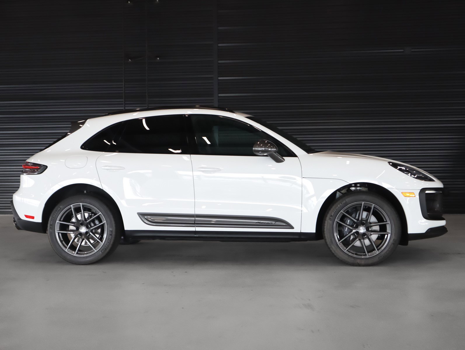 2025 Porsche Macan T photo 10