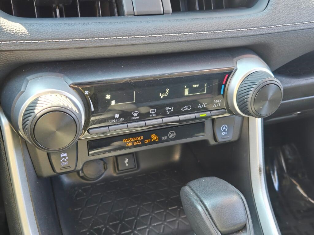 2022 Toyota RAV4 LE photo 17