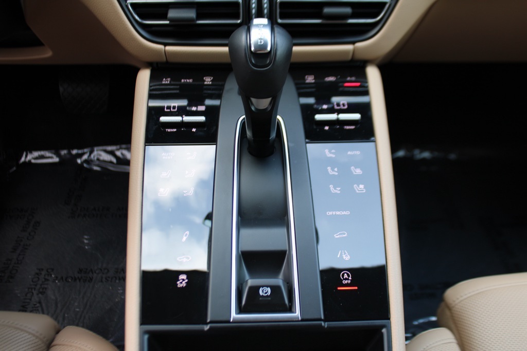 2025 Porsche Macan T photo 18