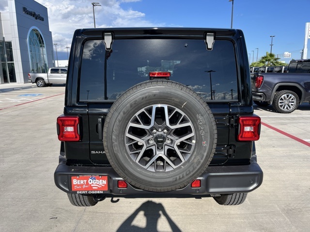 2025 Jeep Wrangler Sahara photo 4