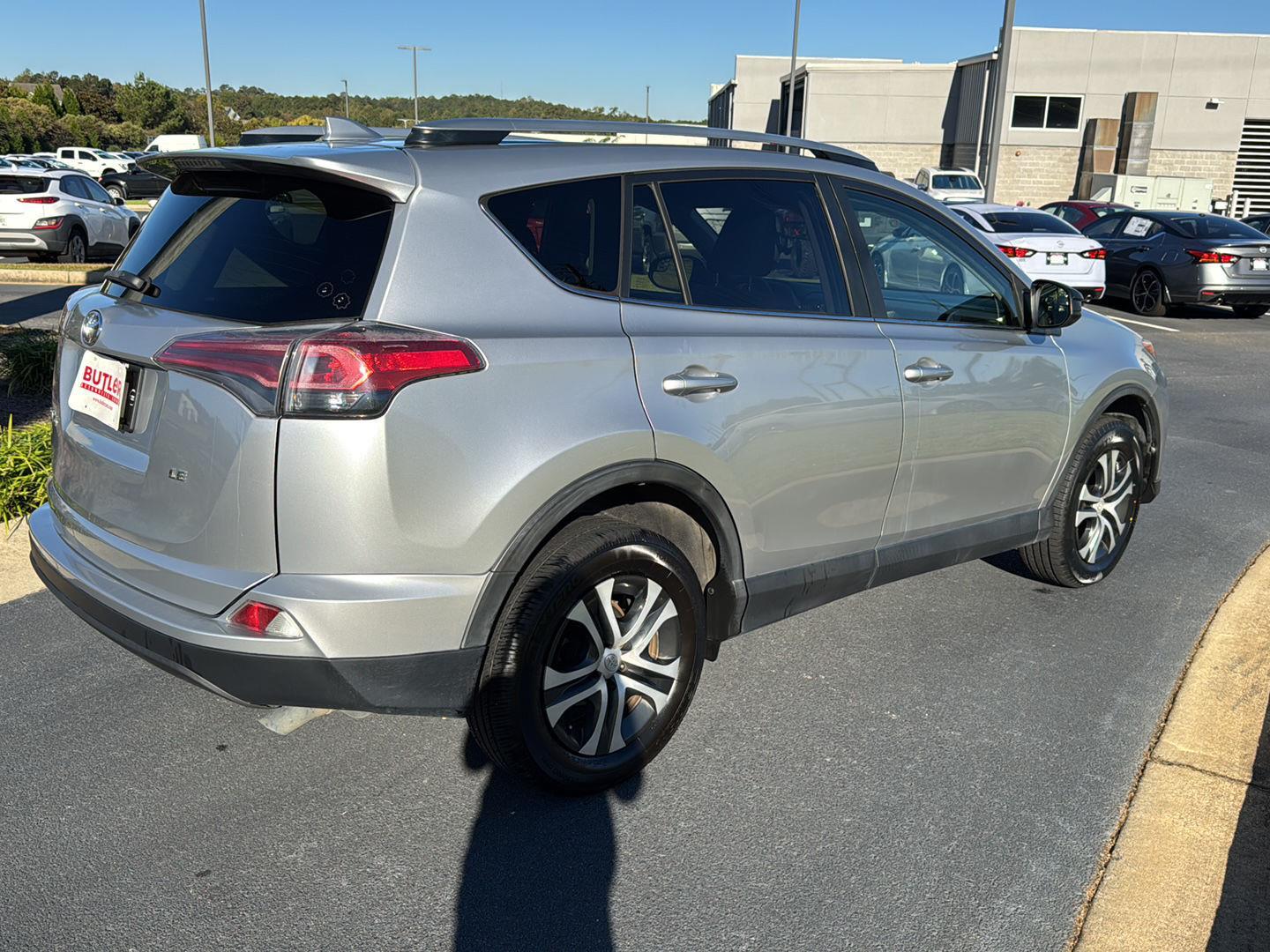 2018 Toyota RAV4 LE photo 3
