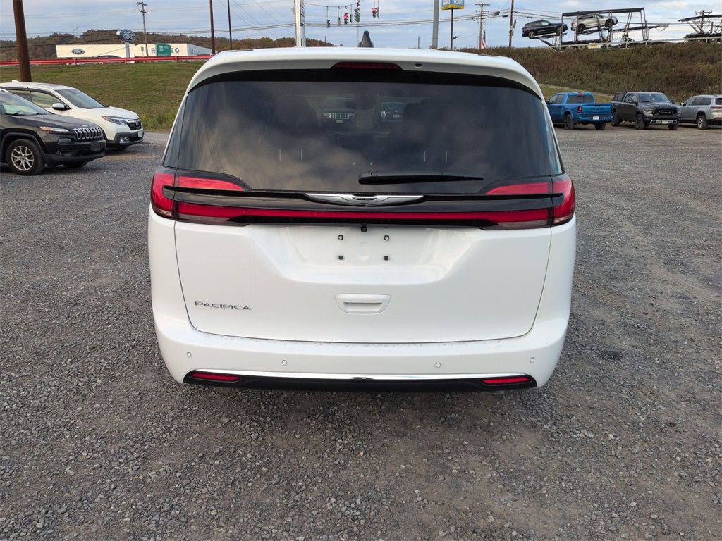 2026 Chrysler Pacifica photo 3