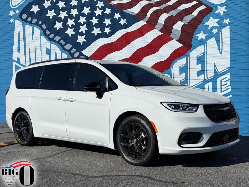 2026 Chrysler Pacifica Select's photo