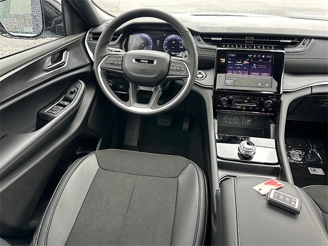 2025 Jeep Grand Cherokee Laredo Altitude photo 17