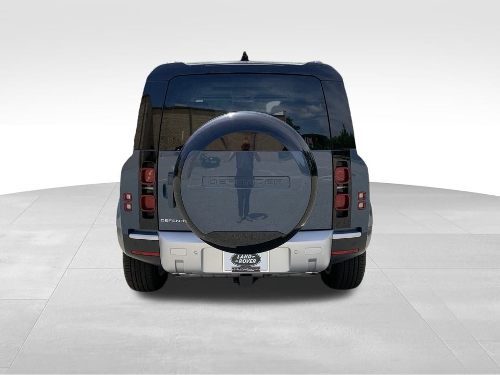 2025 Land Rover Defender 110 S photo 4