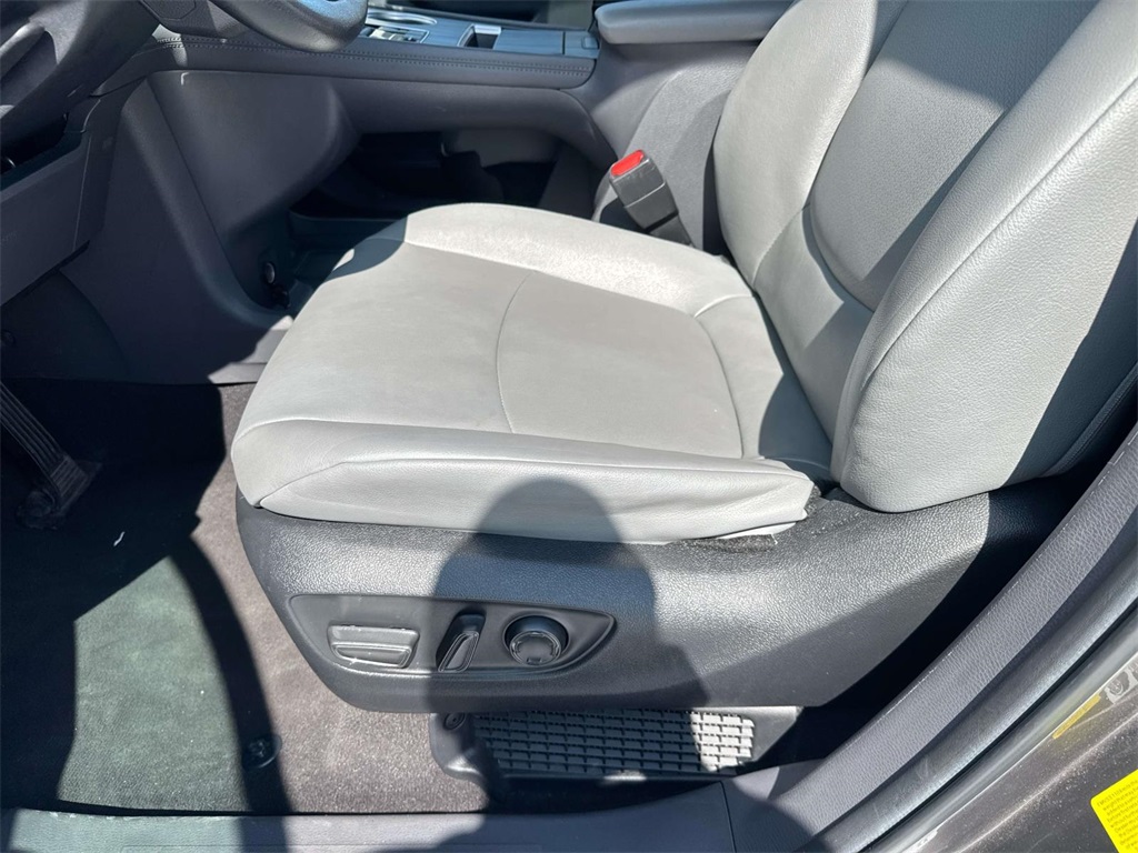 2024 Toyota Sienna XLE photo 17