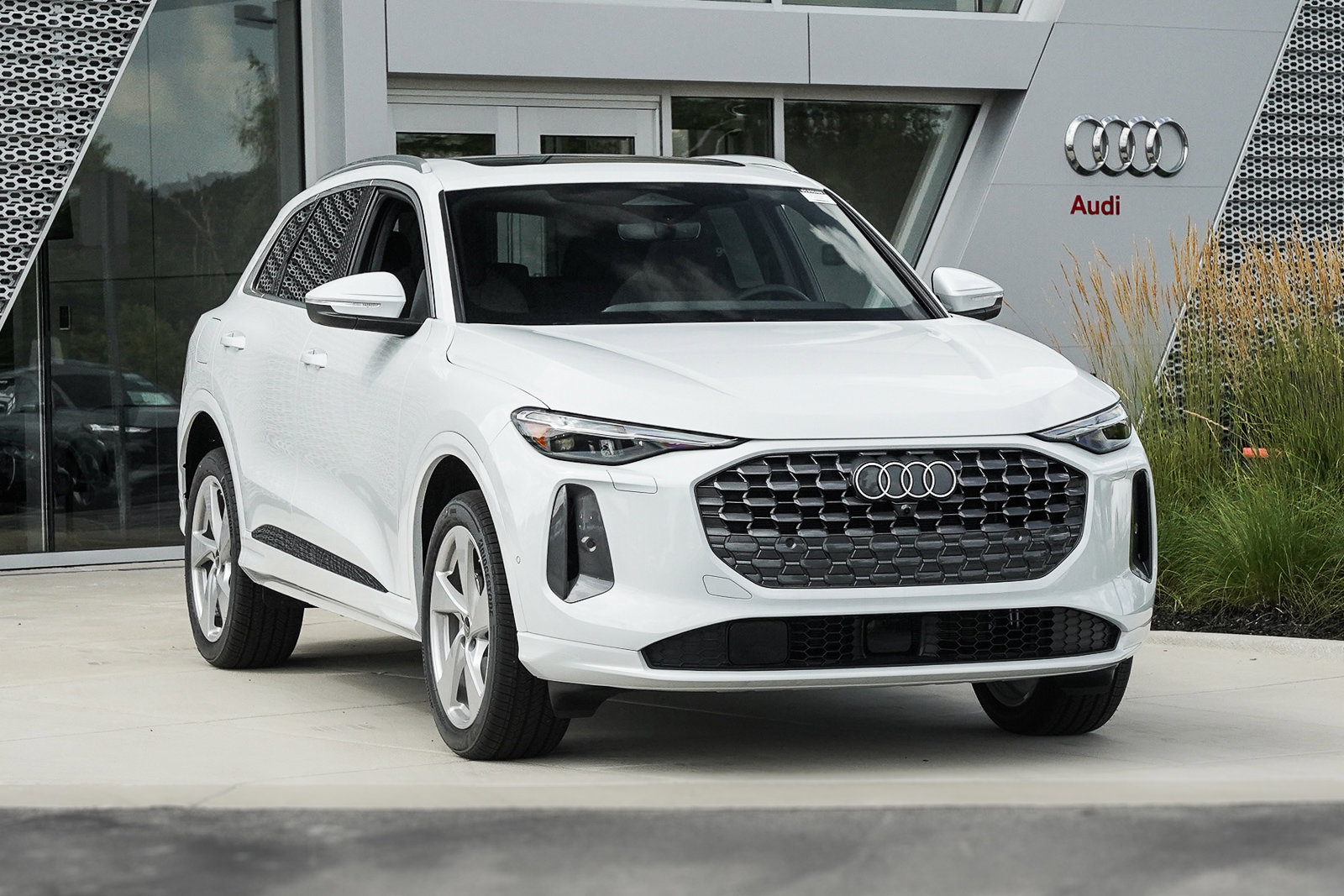2025 Audi Q5 Premium Plus photo 2
