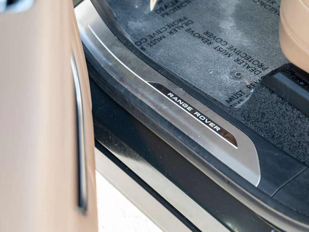 2025 Land Rover Range Rover SE photo 16