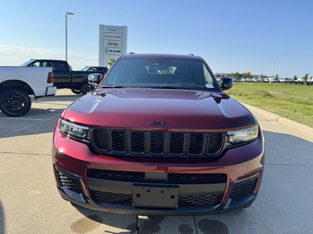 2025 Jeep Grand Cherokee Limited photo 2