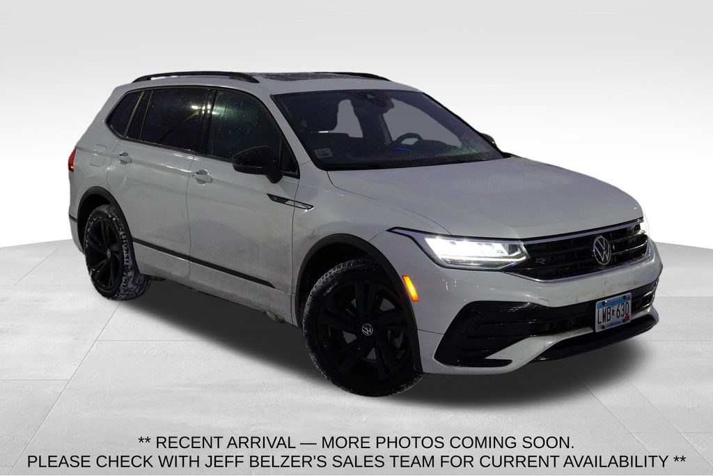 2023 Volkswagen Tiguan SE R-LINE BLACK's photo