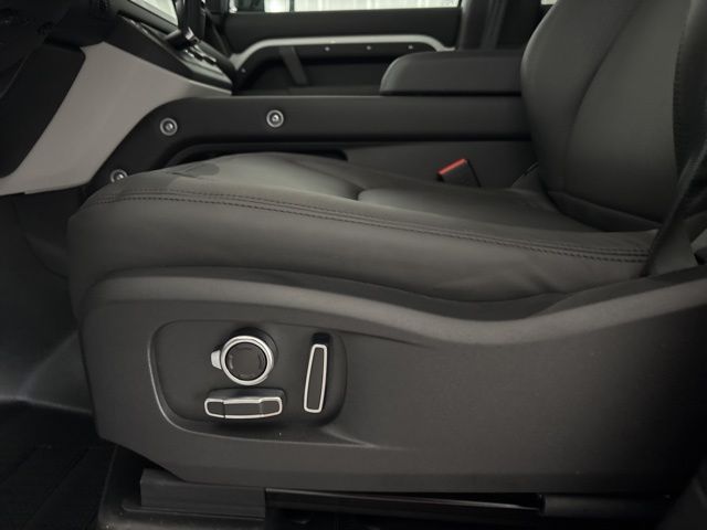 2025 Land Rover Defender 130 X-Dynamic SE photo 10
