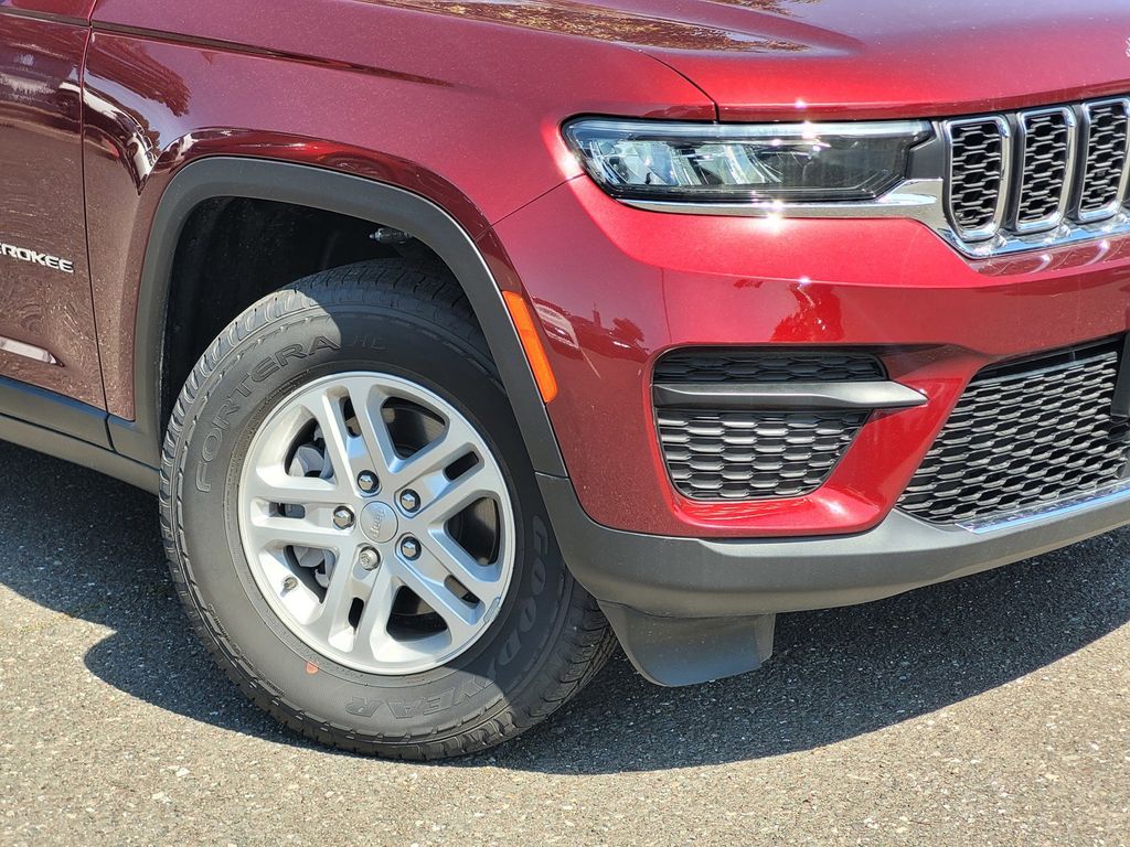 2024 Jeep Grand Cherokee Laredo photo 3