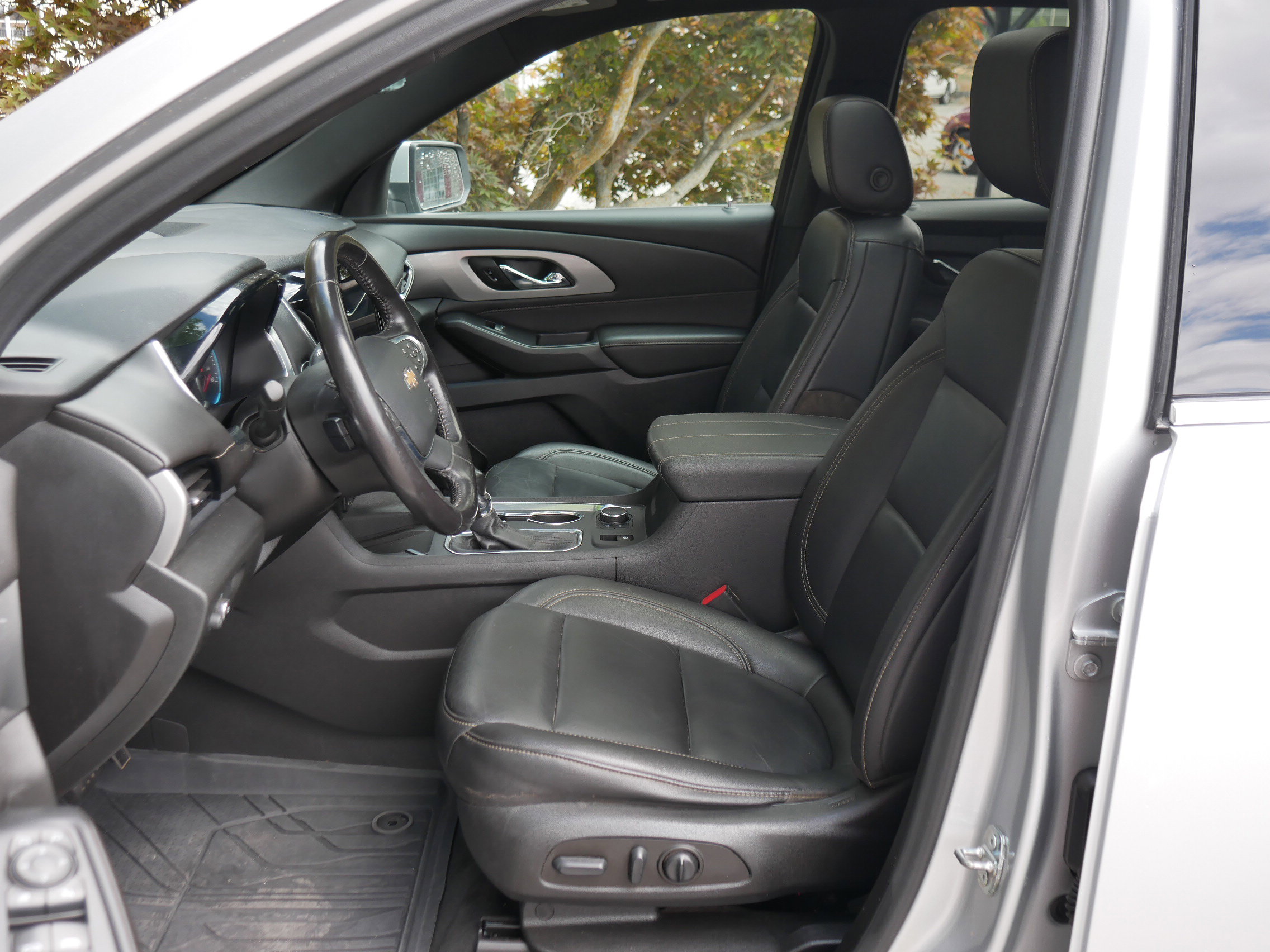 2022 Chevrolet Traverse Leather photo 2