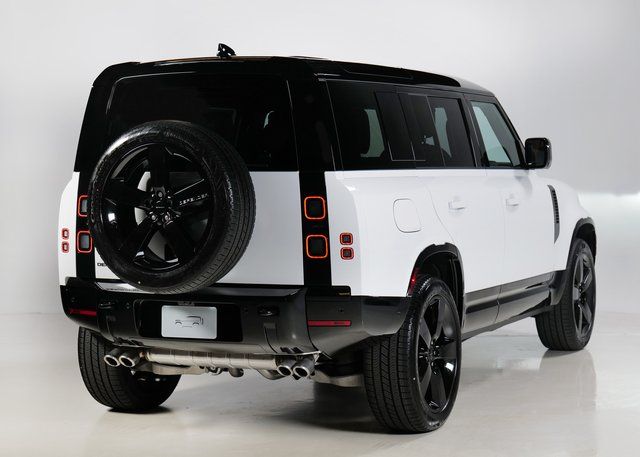 2026 Land Rover Defender 110 X-Dynamic SE photo 2