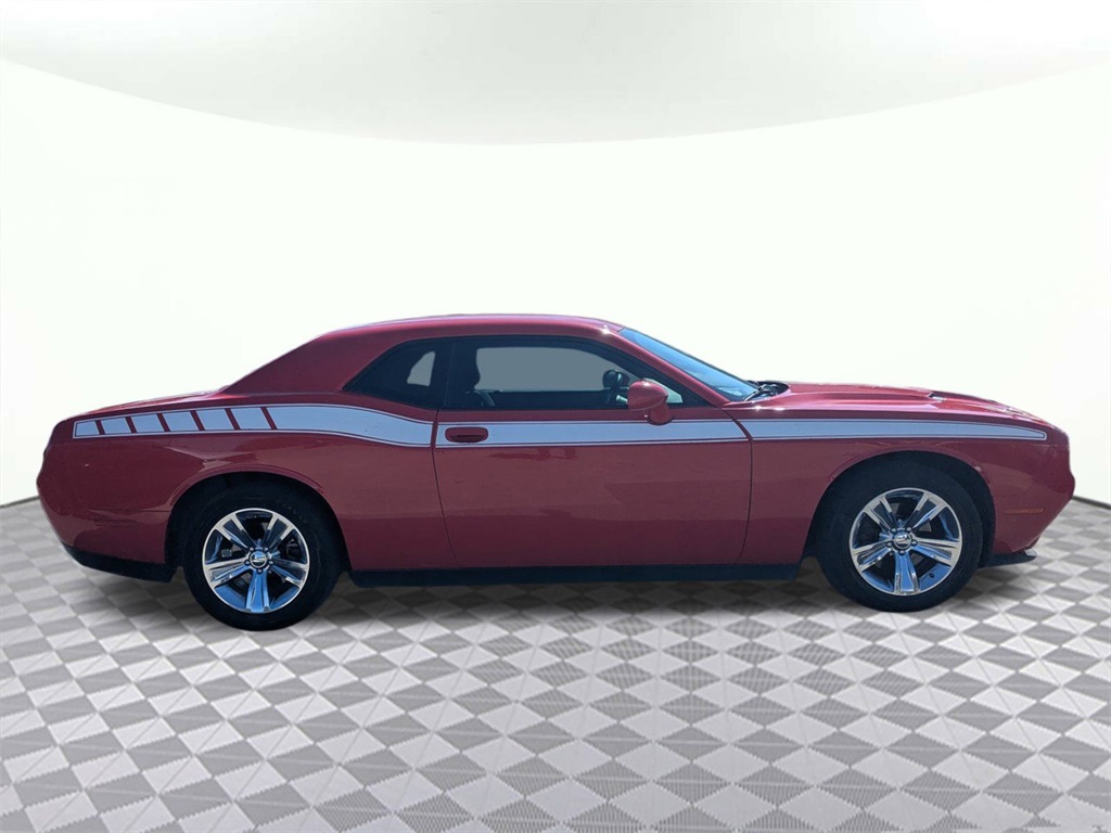 2016 Dodge Challenger SXT photo 2
