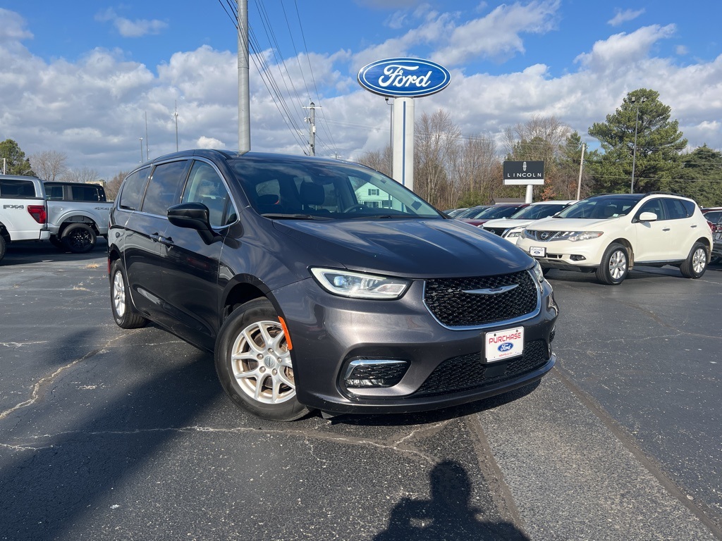 2023 Chrysler Pacifica Touring L's photo