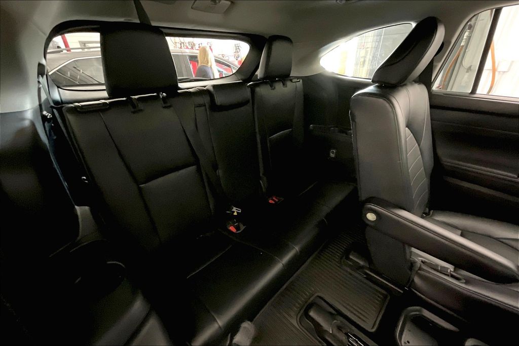 2022 Toyota Highlander XLE photo 28