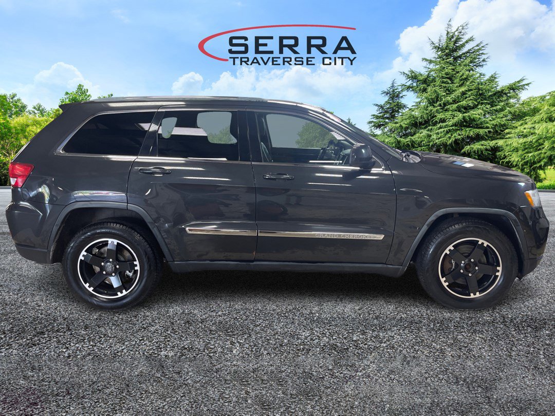 2011 Jeep Grand Cherokee Laredo photo 2