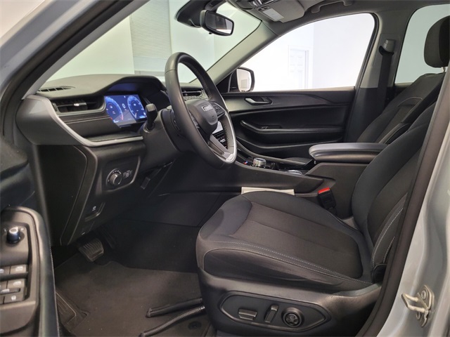 2023 Jeep Grand Cherokee Laredo photo 3