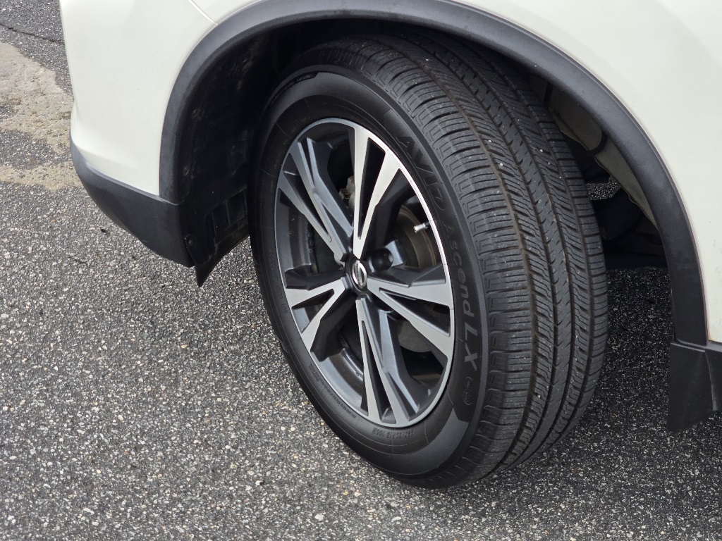 2020 Nissan Rogue SV photo 23