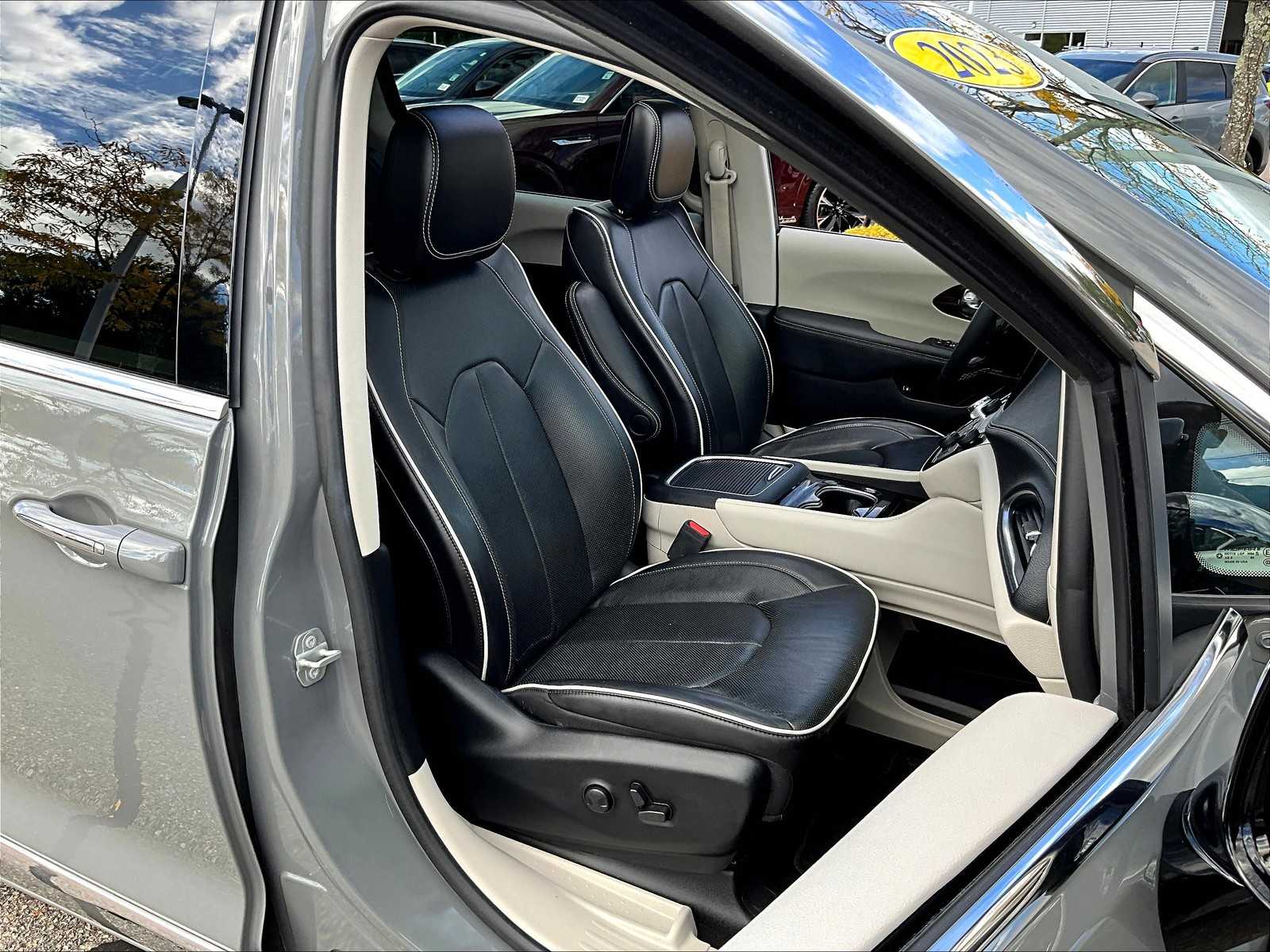 2023 Chrysler Pacifica Hybrid Limited photo 11