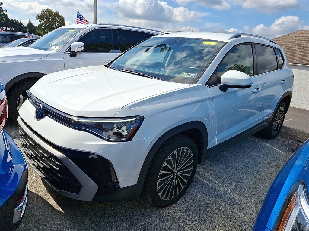 2025 Volkswagen Taos SE photo 2