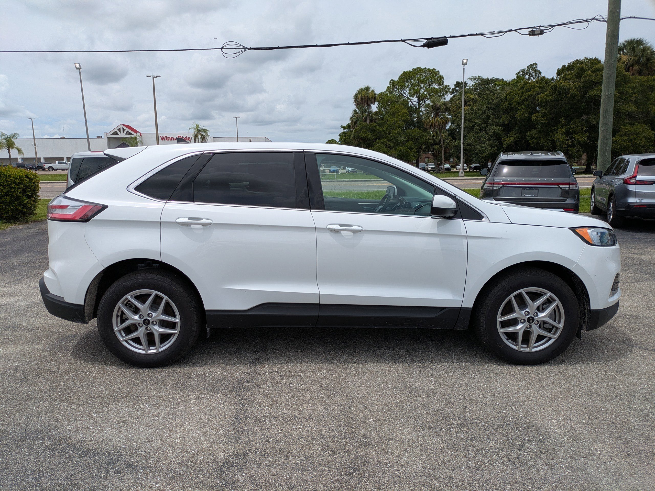 2024 Ford Edge SEL photo 2