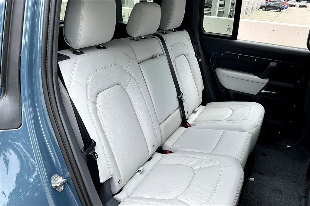 2025 Land Rover Defender 110 S photo 6