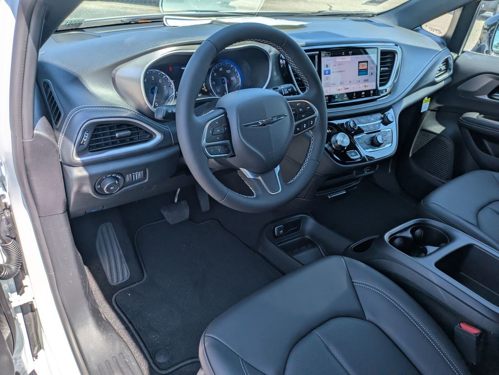 2026 Chrysler Pacifica photo 10