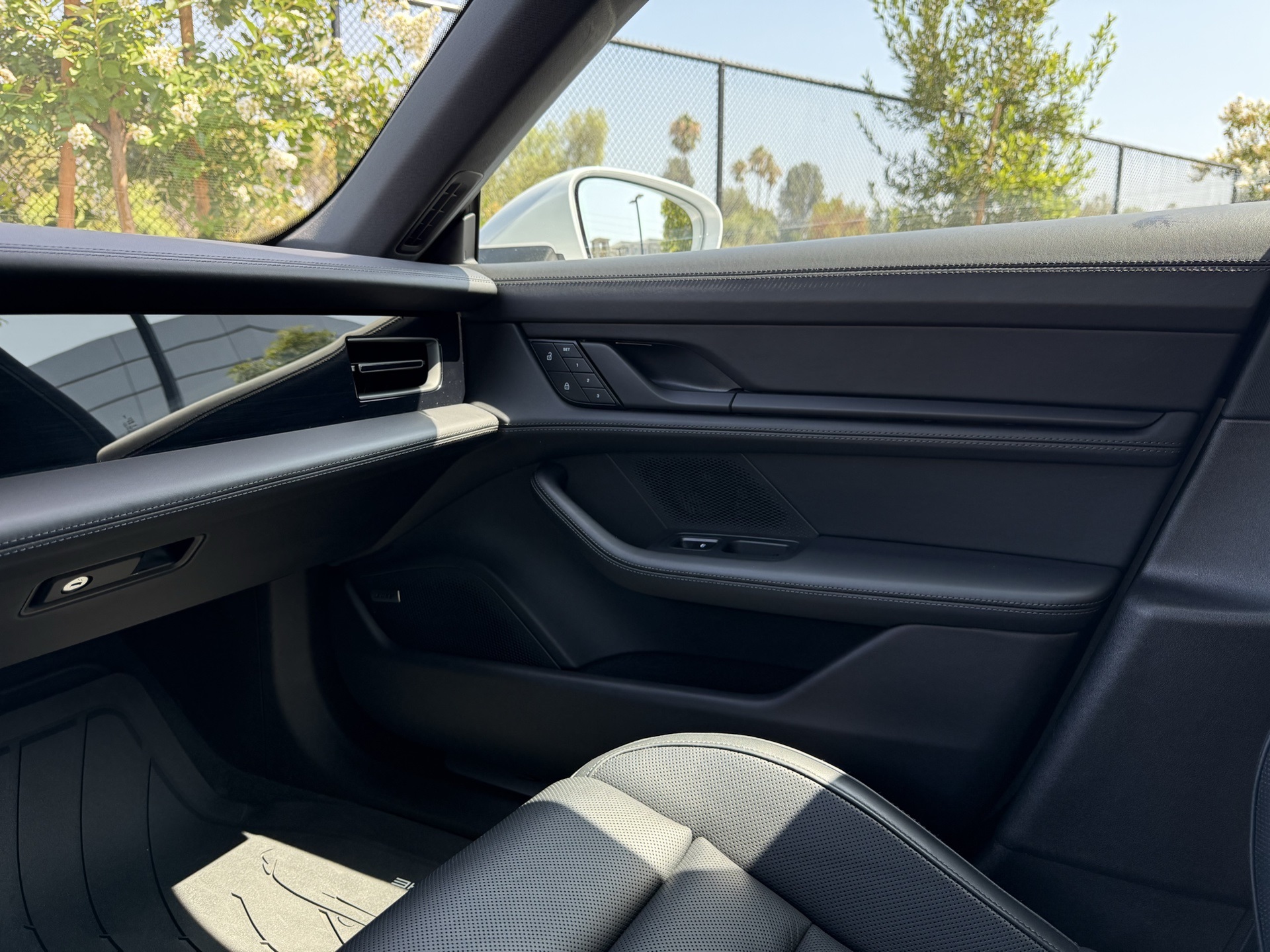 2023 Porsche Taycan Cross Turismo 4S photo 24