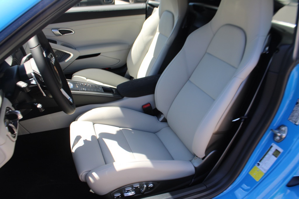 2025 Porsche Cayman photo 5