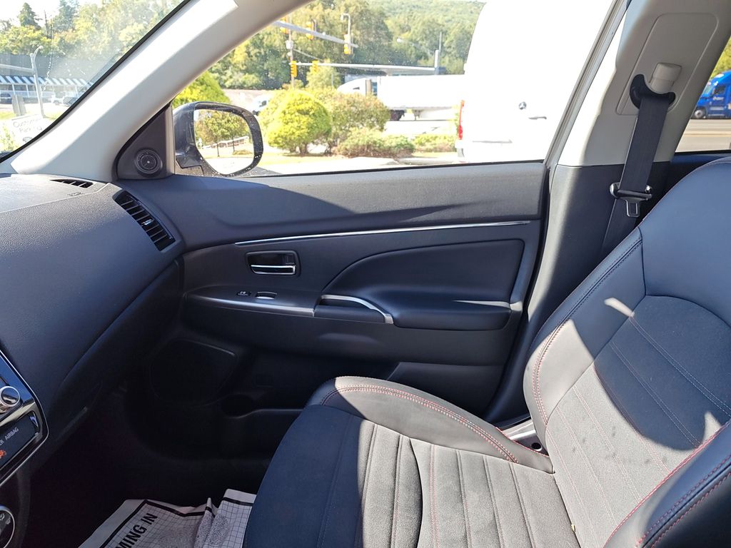 2024 Mitsubishi Outlander Sport ES photo 24