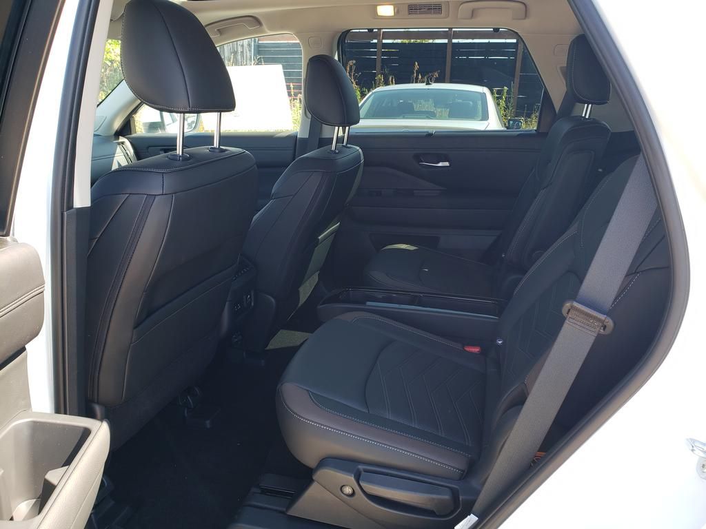 2025 Nissan Pathfinder Platinum photo 4