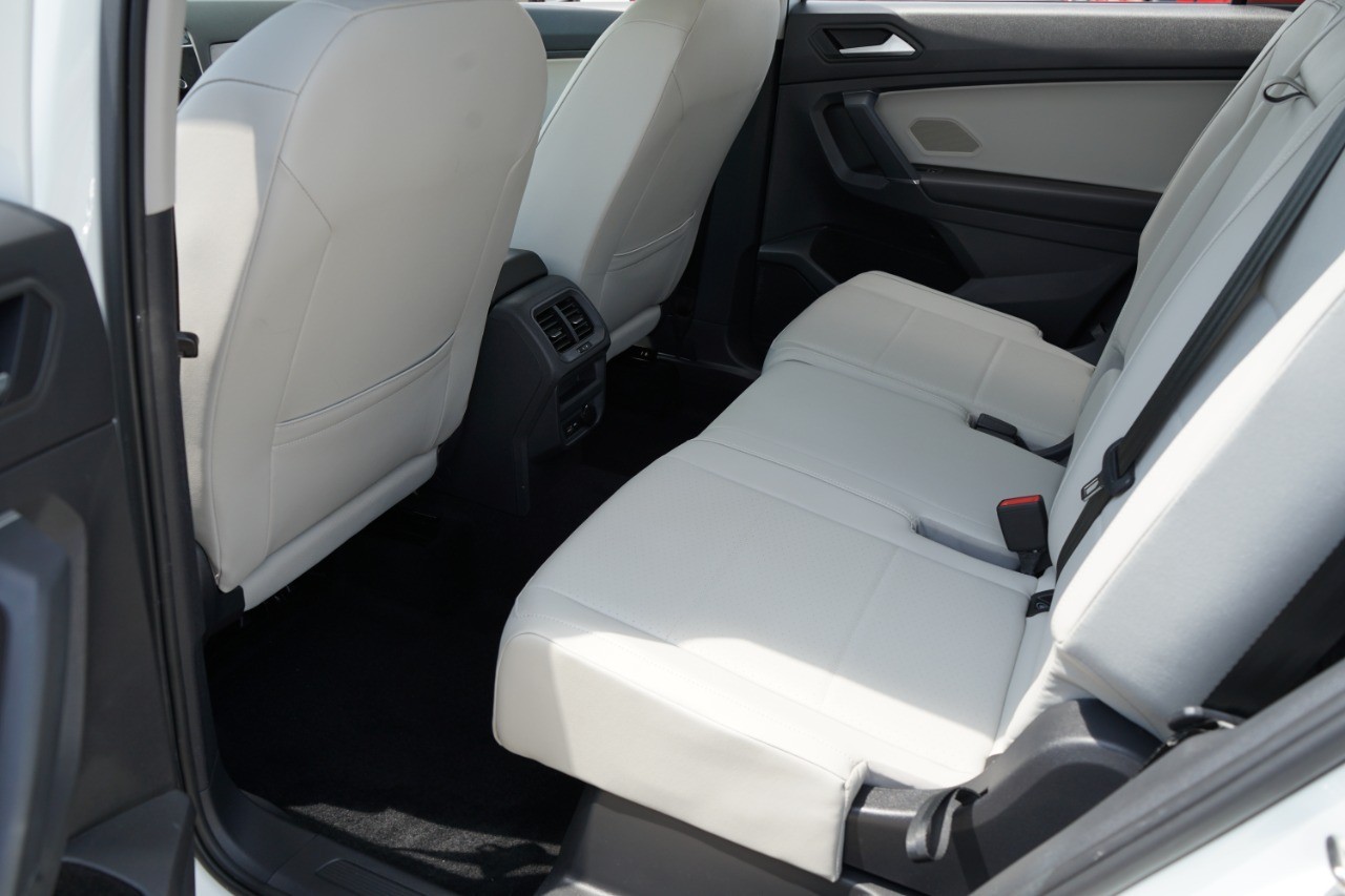 2020 Volkswagen Tiguan SEL photo 25