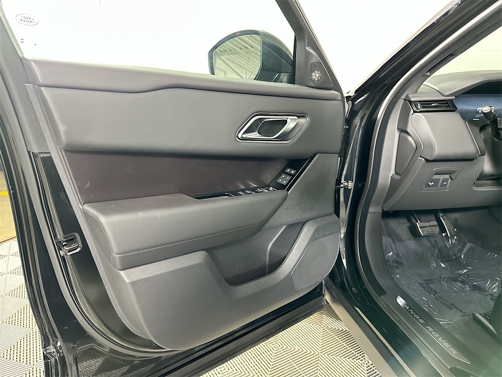 2026 Land Rover Range Rover Velar SE photo 15