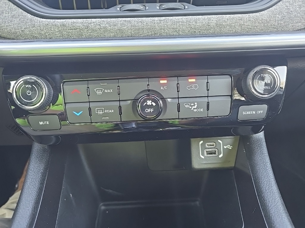 2022 Jeep Compass Latitude Lux photo 23
