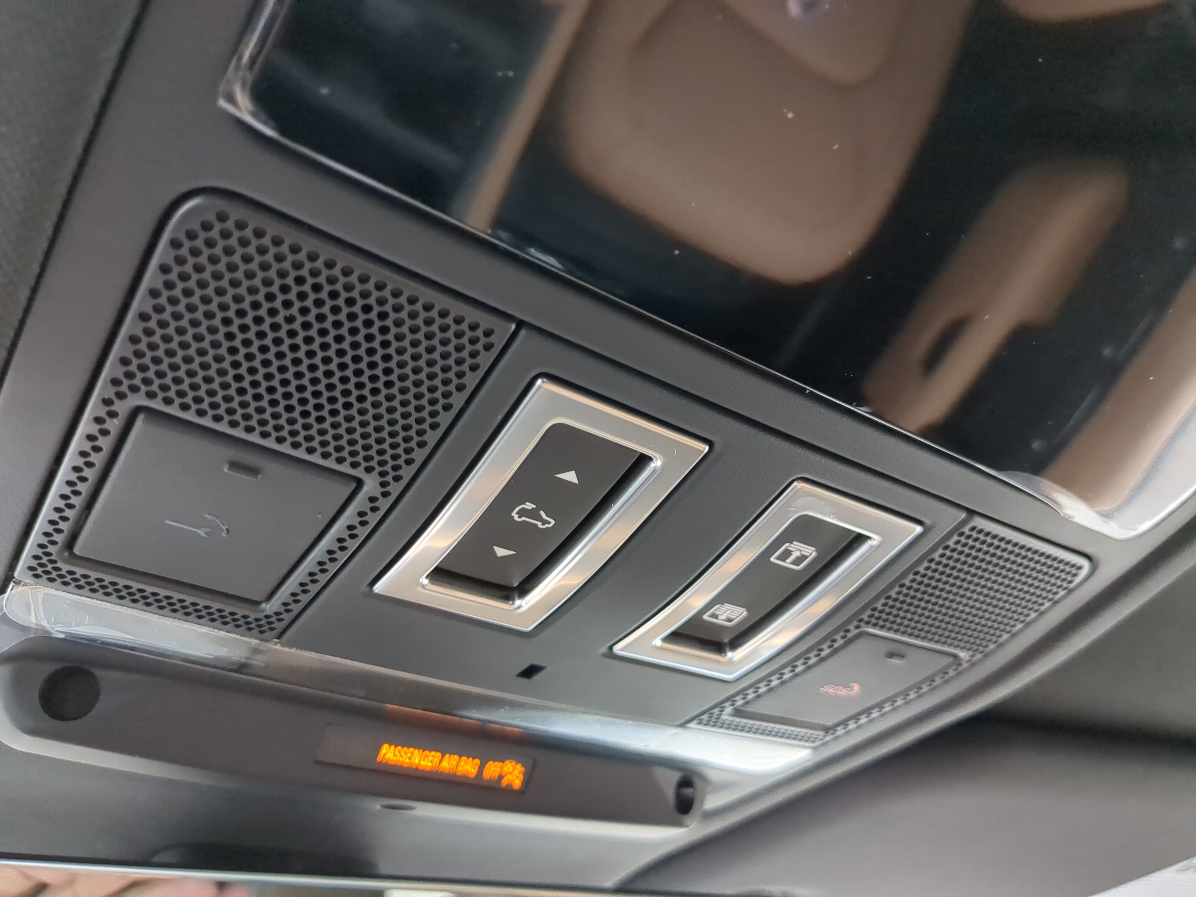 2025 Land Rover Defender 110 S photo 9