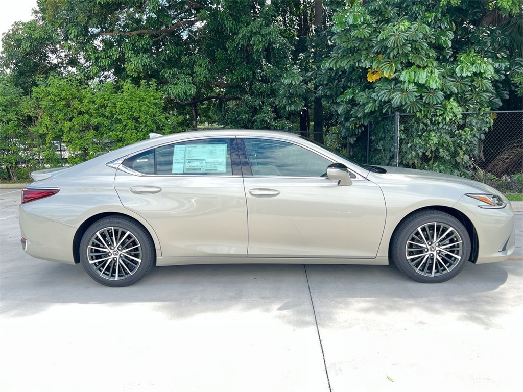 2025 Lexus ES 300h photo 7