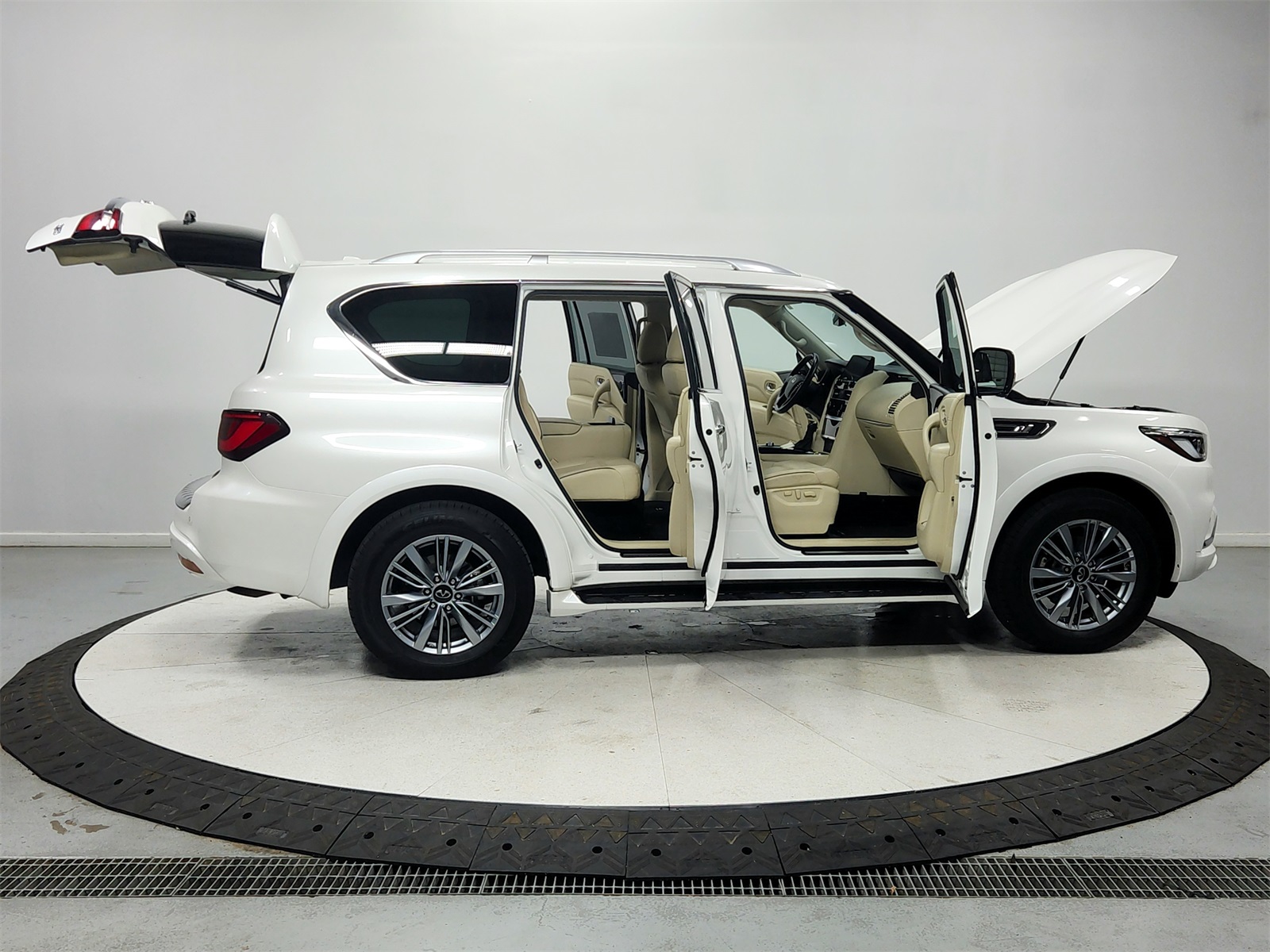 2023 Infiniti QX80 Luxe photo 14