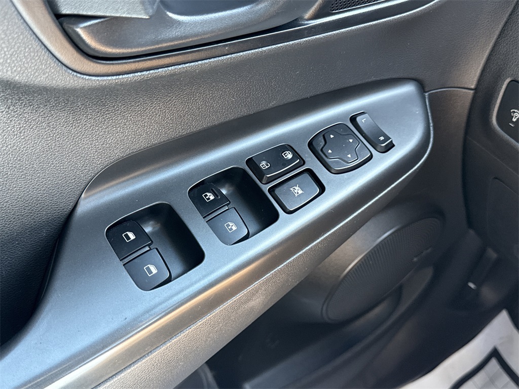 2020 Hyundai Kona SEL Plus photo 16