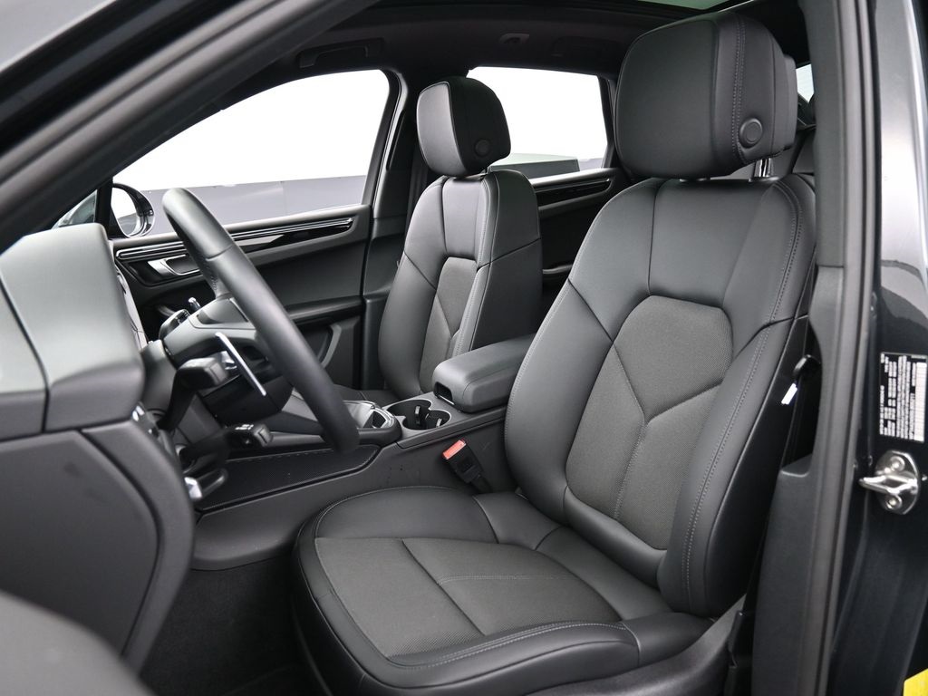 2025 Porsche Macan T photo 3