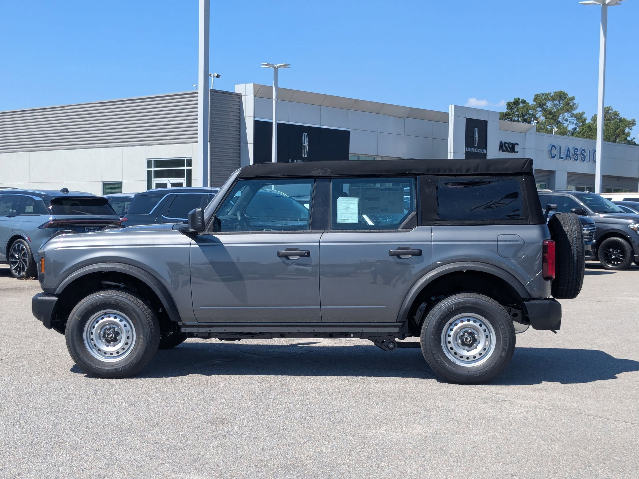 2025 Ford Bronco Base photo 6