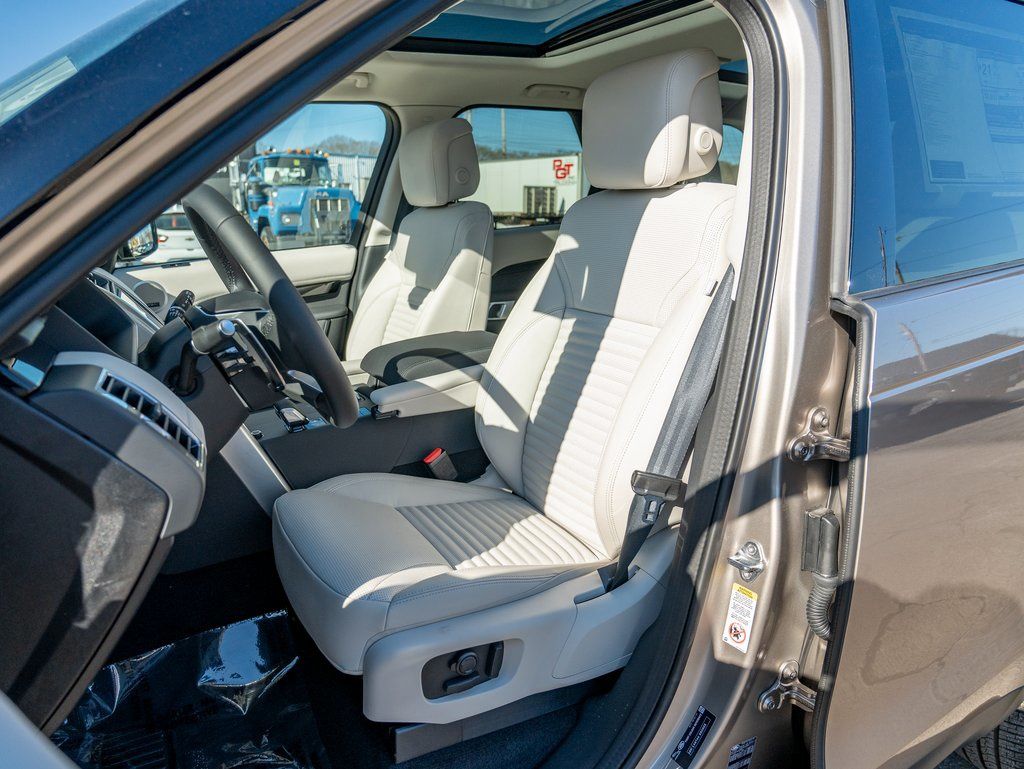 2025 Land Rover Discovery S photo 17